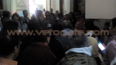 بالفيديو.. اشتباكات بين أنصار مبارك وأحد مصابي الثورة أمام محكمة النقض