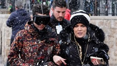 بالصور.. عائلة كارداشيان تستمتع بالتزلج على الجليد