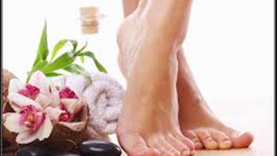 ملح البحر وزيت الزيتون للتخلص من تشققات القدمين