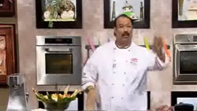 بالفيديو.. مواقف محرجة لمقدمي برامج الطهي على الهواء.. كويتي يستعرض مهاراته فتنقلب «الحلة» على رأسه.. شيف التليفزيون المصري يحرق الطعام في الفرن.. وانفجار المكرونة يدخل المذيع في نوبة ضحك