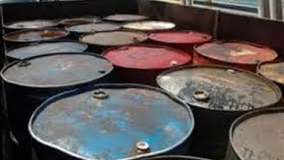 ضبط سيارة محملة بـ7 براميل بنزين لبيعها فى السوق السوداء بسوهاج