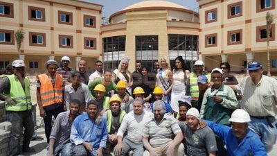 بالصور.. مصممة أزياء إماراتية تتبرع لمستشفى الأورمان في الأقصر