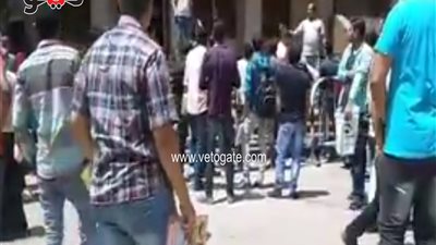 بالفيديو.. أمن مجمع امتحانات القاهرة يمنع طلاب الدبلومات من الدخول