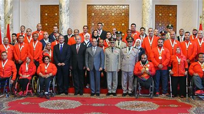 كوبري أكتوبر يتزين بصورة تكريم السيسي لأبطال الأولمبياد