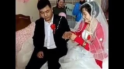 بالفيديو.. رد فعل شاب قدمت له عجوز صينية خاتم الزواج