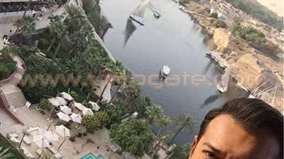 عمرو يوسف يصل أسوان لاستكمال تصوير «جراند أوتيل»