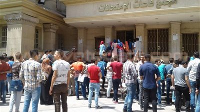 تجمع طلاب الدبلومات أمام مبنى الامتحانات للتقديم بـ«هندسة القاهرة»