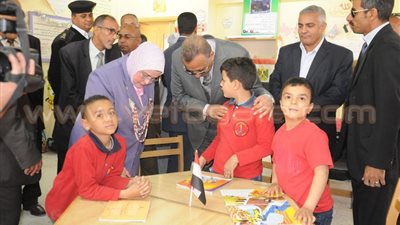 بالصور.. محافظ الجيزة يعقد حوارا منفردا مع طلاب مدرسة عثمان بن عفان