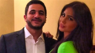 زوجة كريم السبكي تلقن راكب طائرة درسًا لهجومه على أفلام المخرج