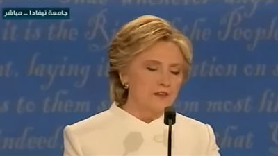 «كلينتون»: «ترامب لا يدفع الضرائب واستغل القانون للتهرب»