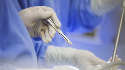 إجراء عملية بواسير لأب بالخطأ أثناء انتظاره ولادة طفله