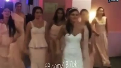 بالفيديو.. عروس تشعل حفل زفافها بالرقص على أنغام المزمار