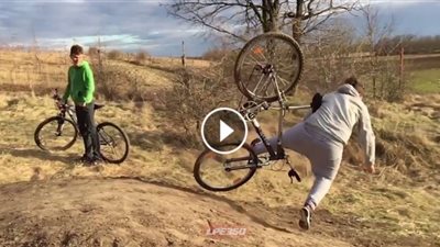 بالفيديو.. سقوط مروع لصبي من أعلى دراجته