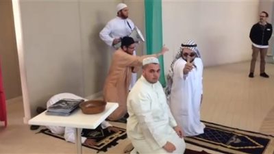 بالفيديو.. يمينيون يقتحمون كنيسة إنجليكانية للصلاة في أستراليا