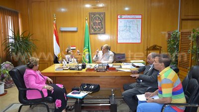 محافظ الإسماعيلية يناقش نقل الورش إلى مجمع الحرفيين