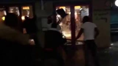 بالفيديو والصور.. مشاجرة جماعية بالمقاعد أمام ملهى ليلي