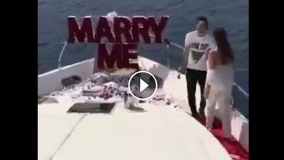 بالفيديو.. شاهد ماذا فعل شاب لطلب يد حبيبته للزواج أعلى «يخت»