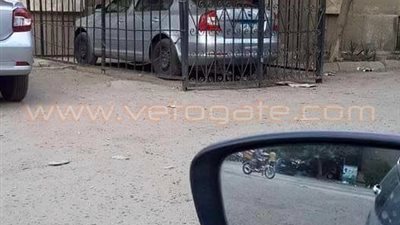 موجة سخرية من مواطن يضع سيارته في قفص حديدي لحمايتها من السرقة