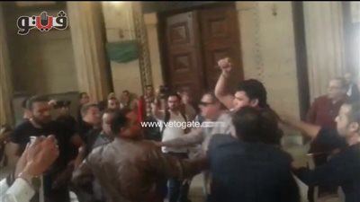 بالفيديو.. اعتداء أنصار مبارك على محام بدار القضاء العالي