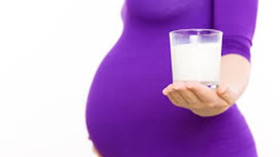 استشاري نساء تكشف أضرار الألبان غير المبسترة على صحة الأم والجنين