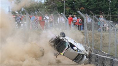 بالصور.. سائق سيارة سباق ينجو من الموت بأعجوبة