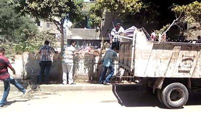 بالصور.. حي بولاق يزيل حديد الأرصفة خوفا من السرقة