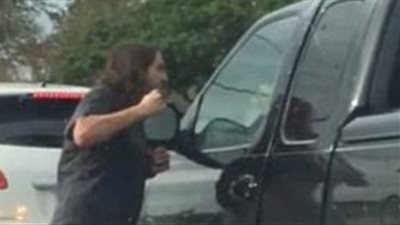 بالفيديو والصور.. رجل يحطم نافذة سيارة ويهاجم سائقها