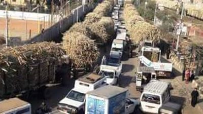 بالصور.. أهالي كوم أمبو يشكون من «الطرق المكسرة»