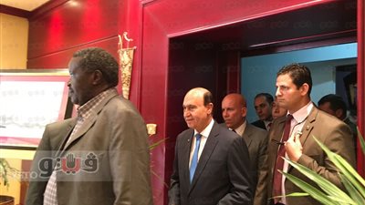 بالصور.. «مميش» يهدي وفد الوكالة المصرية للشراكة درع قناة السويس