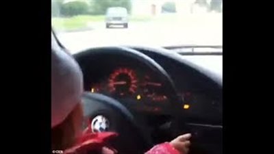 بالفيديو.. مشهد مروع لطفلة عمرها عامان تقود سيارة «BMW»
