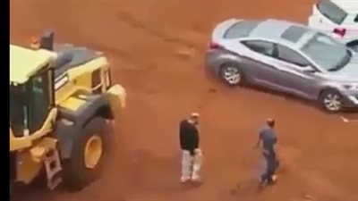 بالفيديو.. سائق يلقن رجلا اعتدى عليه درسا قاسيا