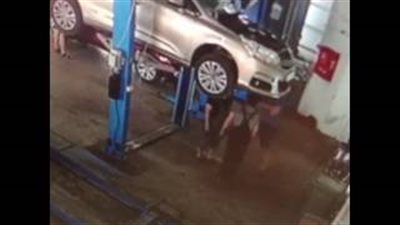 بالفيديو.. لحظة سقوط سيارة معلقة على عمال