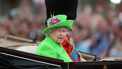 بالصور.. بريطانيون يشبهون الملكة اليزابيث بالضفدع «كيرمت»