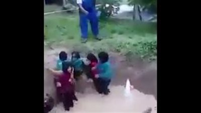 بالفيديو.. لقطات مرعبة لرمي ثعابين على طالبات لبناء ثقتهن بأنفسهن