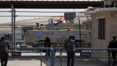 الشرطة تطلق النيران على سيارة تقل 3 صحفيين بالشيخ زويد