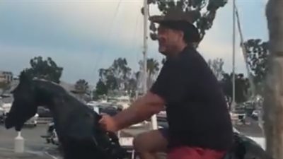 بالفيديو.. رجل يحول دراجته الهوائية إلى حصان