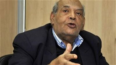 جثمان المفكر الاقتصادي محمود عبد الفضيل يصل مطار القاهرة