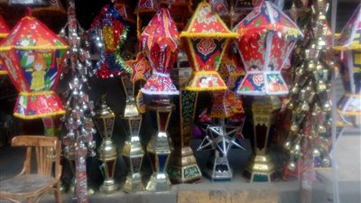 الأدوات المكتبية: الفانوس المصري يسيطر بنسبة 80% على السوق المحلية