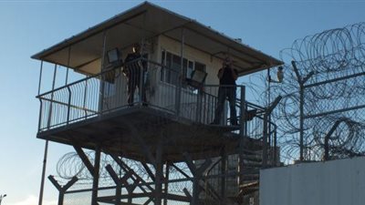 الاحتلال يكبل مضربي «عسقلان» تحت الشمس لساعات