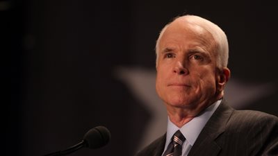 اليابان تطالب ماكين بالتعاون في نقل القاعدة العسكرية الأمريكية لأوكيناوا