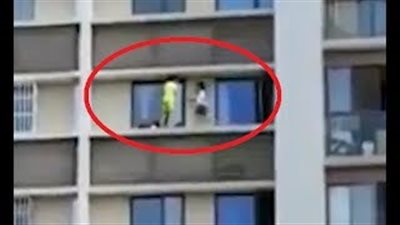 بالفيديو.. طفلان يسيران على حافة نافذة بالطابق الـ11