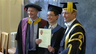 بالفيديو.. جامعة بريطانية تعرض على طفل منصب «أستاذ» بسبب عبقريته