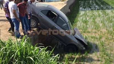بالصور.. لحظة سقوط سيارة بأرض زراعية بالشرقية وإصابة قائدها