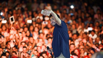 بالصور.. حمادة هلال الأكثر جماهيرية في صيف «بورتو مطروح»