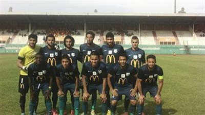 السفير المصري يحضر مران إنبي وسط الأمطار بالجابون