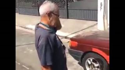 بالفيديو.. سائق يرمم سيارته بمواد البناء