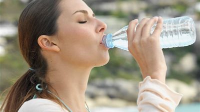 بعد تحذيرات وزارة الصحة.. السوائل وتناول المياه لحمايتك من ضربة الشمس