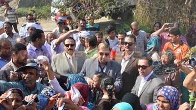 بالفيديو.. محافظ الإسماعيلية ومدير الأمن يتابعان حملة بيع السكر