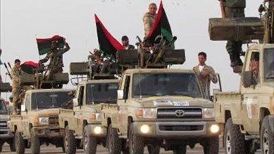 الجيش الليبي يقصف مواقع لـ«القاعدة» و«داعش» ببنغازي