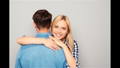 بالفيديو.. 10 علامات تثبت أن زوجك ما زال يحبك